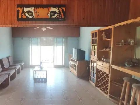 Casa 4 ambientes con 2 baños