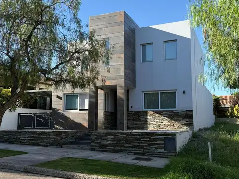 OPENHOUSE alquila excelente propiedad en Barrio Privado Dalvian