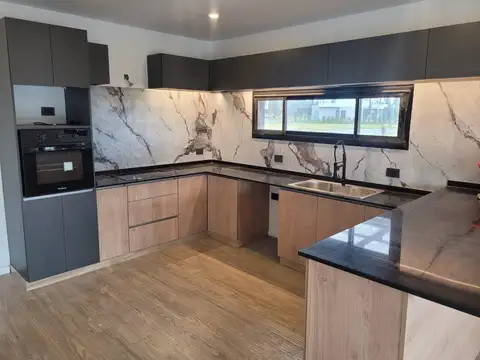 Casa en Venta con 3 cocheras