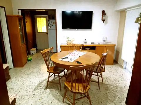 CASA PARA 2 FAMILIAS (2 CASAS DE 3 AMBIENTES CADA UNA CON PATIO). MATANZA AL 600 AVELLANEDA.