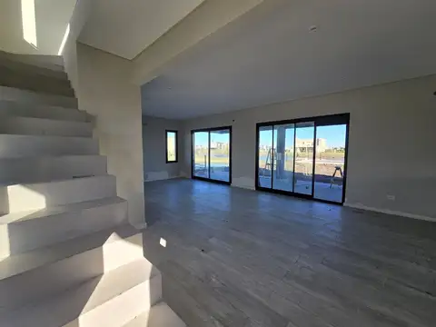 Casa en Venta con 3 cocheras