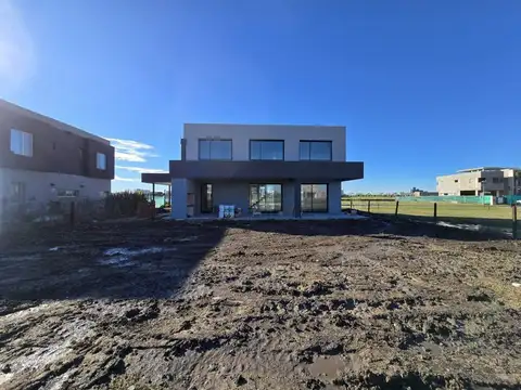 Casa en Venta en Countries y Barrios Cerrados en Berazategui, USD 370.000