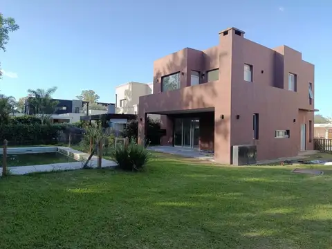 Casa en Alquiler de 4 dormitorios