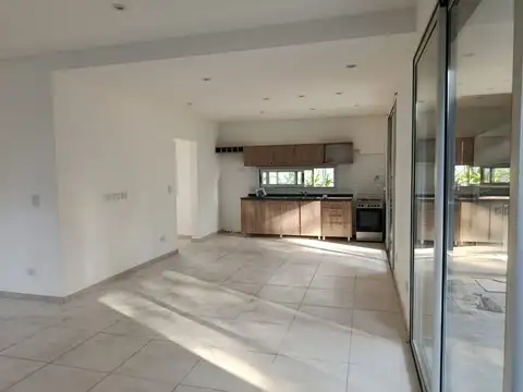 Casa en Alquiler con 2 cocheras