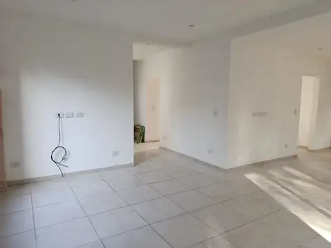 CASA 5 AMB. EN ALQUILER  EN BENAVIDEZ CON PILETA