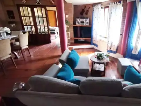 Casa 5 ambientes con 4 baños