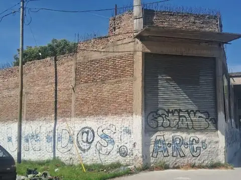 Galpon sobre Av Juan Manuen de Rosas, con salida a 2 calles
