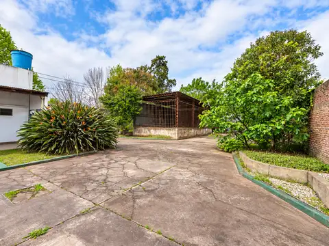 Casa en venta en San Carlos con galpón y 3 lotes