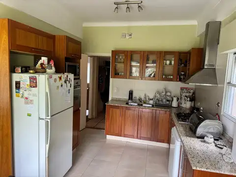 Excelente Casa En Dos Plantas, Tres Dormitorios Con Garaje, Terraza Y Jardín En Zona Residencial De Olivos , Entre Avda. Maipú Y Vías. Cerca De Todo