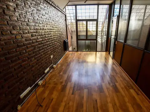 Casa 14 ambientes con 4 baños