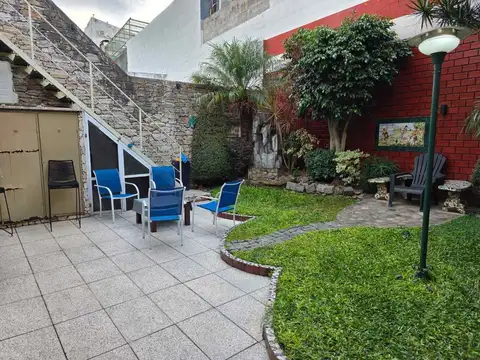 Venta casa 4 amb 2 plantas cochera jardin Liniers