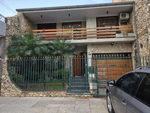 Venta casa 4 amb 2 plantas cochera jardin Liniers