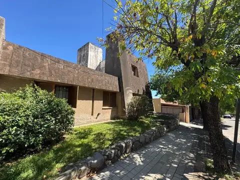 Casa 7 ambientes con 2 baños