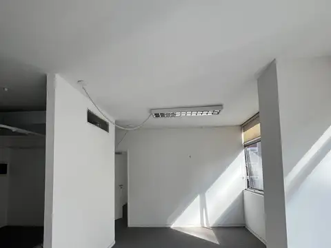 Oficina 4 ambientes con 2 baños