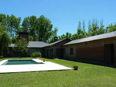 VENTA QUINTA, EN BARRIO ESTUDIANTES DE MERCEDES B.