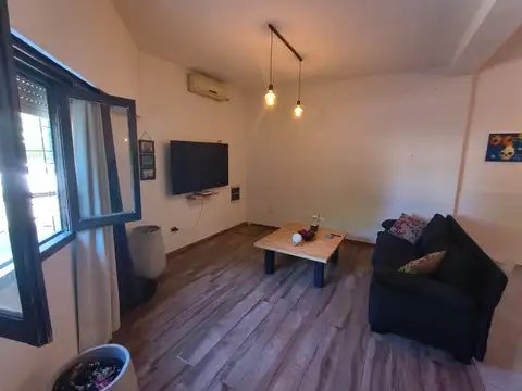 Luminosa Casa en Esquina con Terraza Ambientada y Parrilla