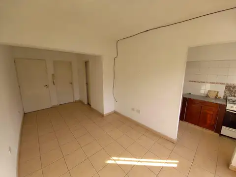 ALQUILO DOS AMBIENTES FRENTE A ESTACION DE MORENO