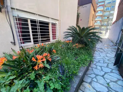 Luminoso PH amoblado 3 ambientes en PLANTA BAJA – CASTELAR SUR, dos cuadras de la estación