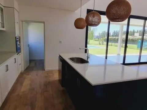 Casa en venta - 3 Dormitorios 4 Baños - 800Mts2 - San Vicente