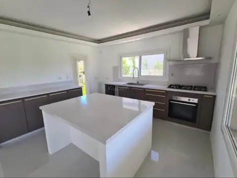 Casa 4 ambientes con 3 baños