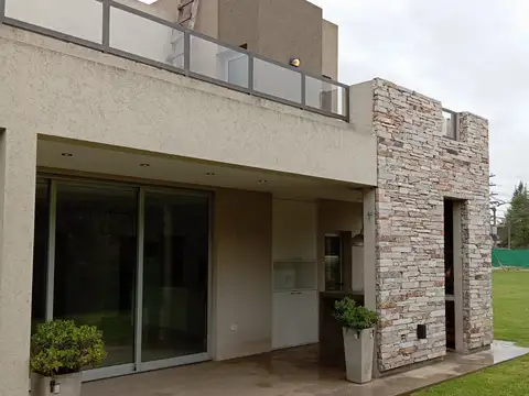 Casa en Alquiler en City Bell, USD 1.700