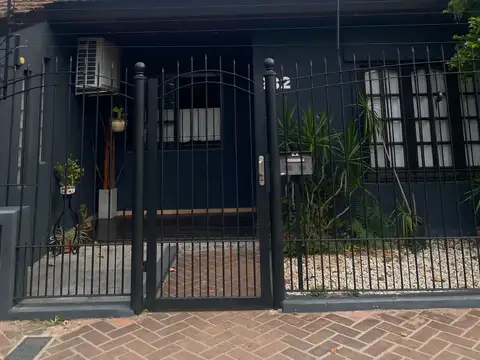Casa en Venta con Jardin , pileta y quincho en Martinez