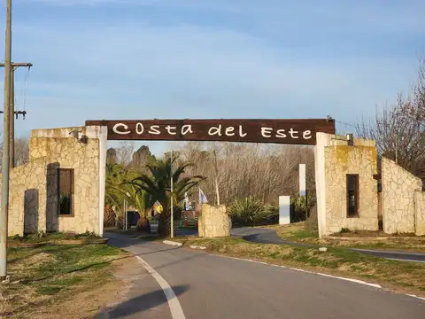 Chalet 3 ambientes con añosa arboleda - u$d 130.000.- lote de 15 x 37 mts.