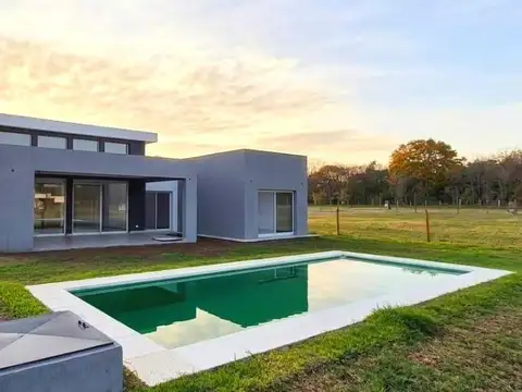 VENTA CASA 5 AMBIENTES PUERTOS DEL LAGO SECTOR NATIVAS CON PILETA FINANCIA