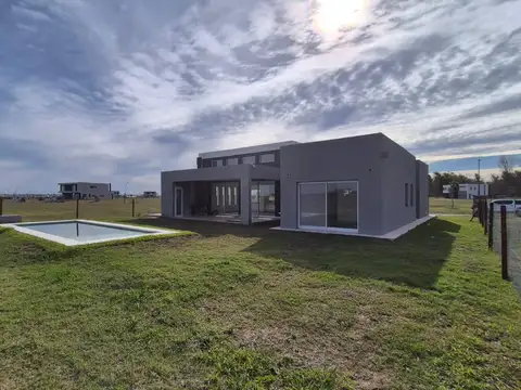 Casa 5 ambientes con 2 baños