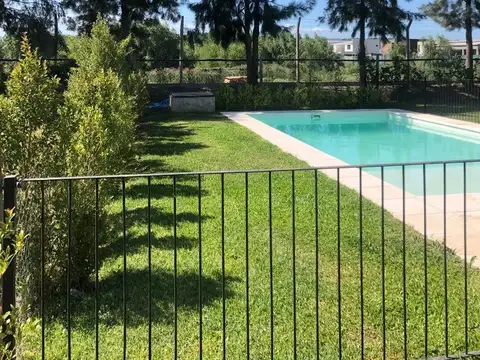 Casa en Alquiler con 3 cocheras