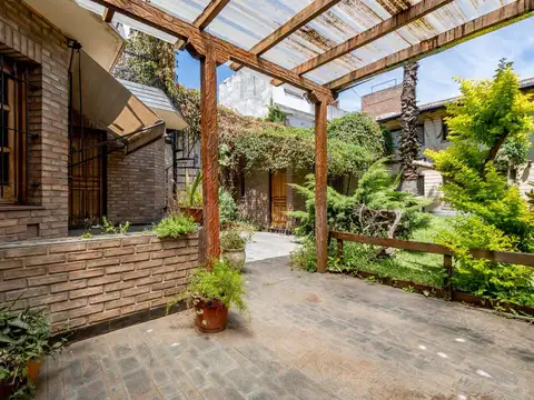 VENTA - Casa de 3 dormitorios con cochera, quincho y jardin. Echesortu, Rosario. APTO CREDITO