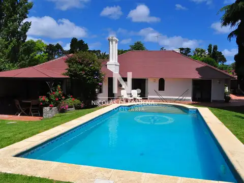 Casa de gran tamaño ubicada en zona de paz y tranquilidad.