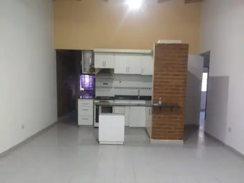 Casa 6 ambientes con 1 baño