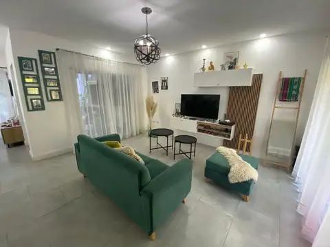 Casa en Venta con 2 cocheras