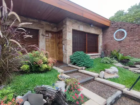 CHALE 6 AMB EN VENTA MORON C/PARQUE Y PILETA