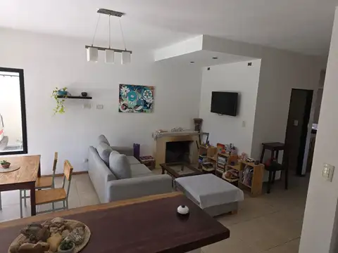 Casa 6 ambientes con 2 baños