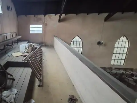 VENTA - CASA/IGLESIA CON SALON Y JARDIN - BARRIO LAS HERAS