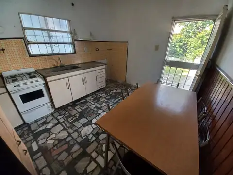 Depto Tipo Casa en Alquiler en Rafael Calzada, USD 450