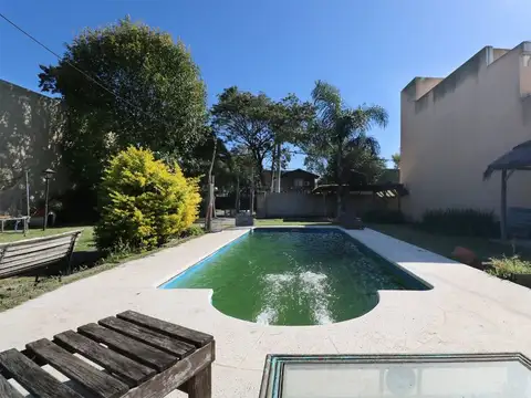 Lote con quincho, parrilla y pileta.