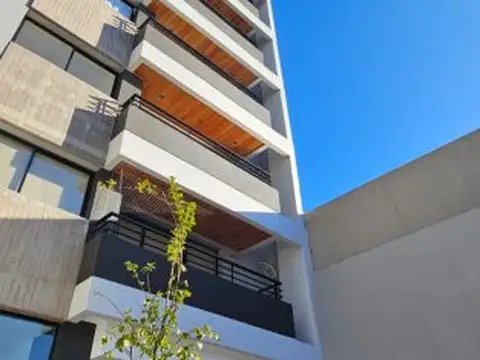 Único Piso en Edificio de Categoría con Cochera