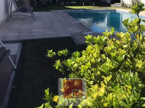 Casa en Venta con 3 cocheras