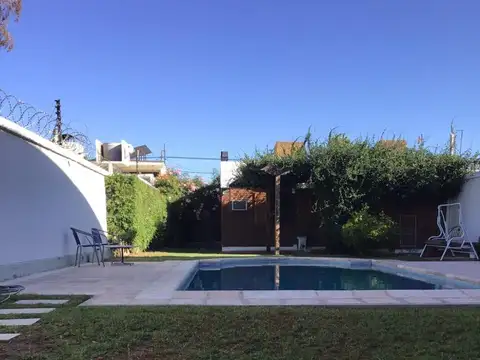 Casa 7 ambientes con 2 baños