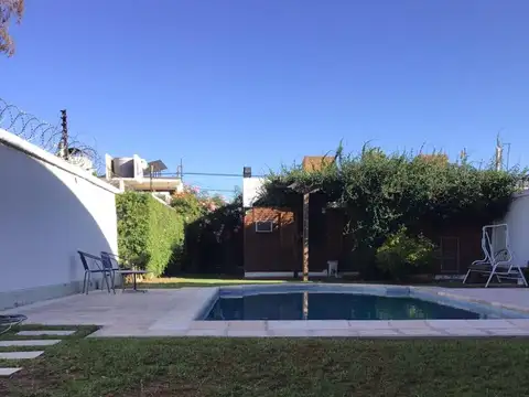 Casa 7 ambientes con 2 baños