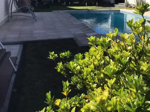 Casa en Venta con 3 cocheras