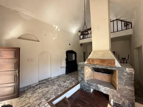 Casa 8 ambientes con 2 baños