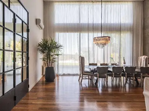 Casa 8 ambientes con 5 baños