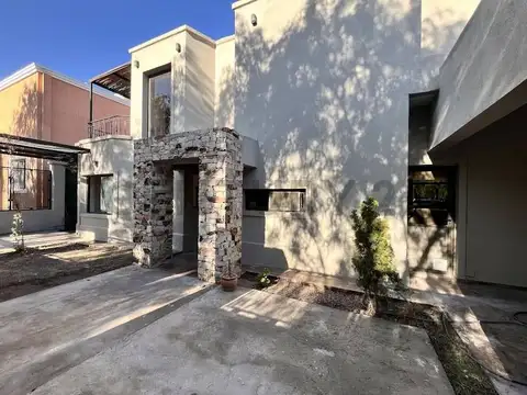 VENTA DE CASA - AV. CHAMPAGNAT B° CORREDOR DEL OESTE
