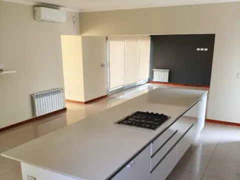 Casa en Alquiler en Puerto Roldan, USD 1.700
