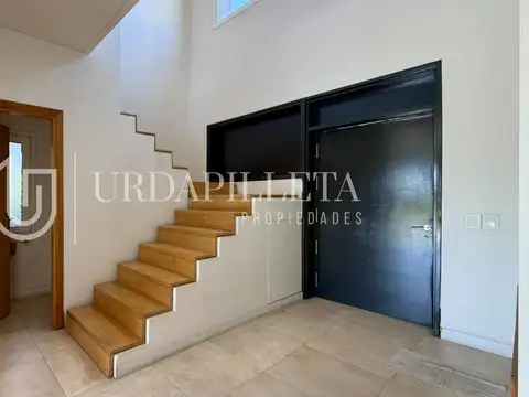 Casa en Venta con 4 cocheras