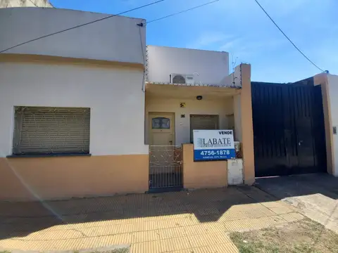 Casa de 3 ambientes con amplio jardin y galpon al fondo